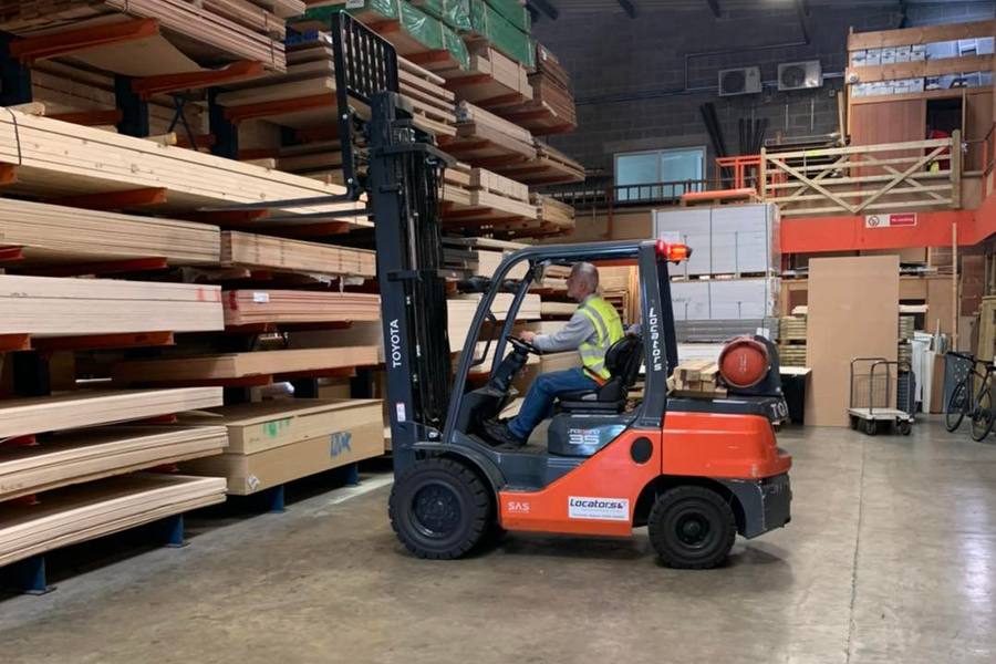 Counterbalance forklift operating in a builders merchant warehouse